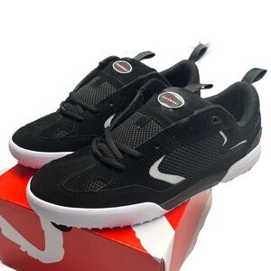 Es Quattro size 8.5 black and white brand new suede skateboarding shoes